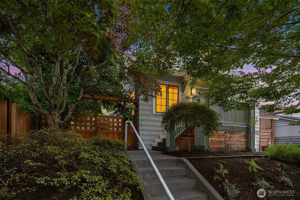 207 25th Avenue Seattle WA 98122