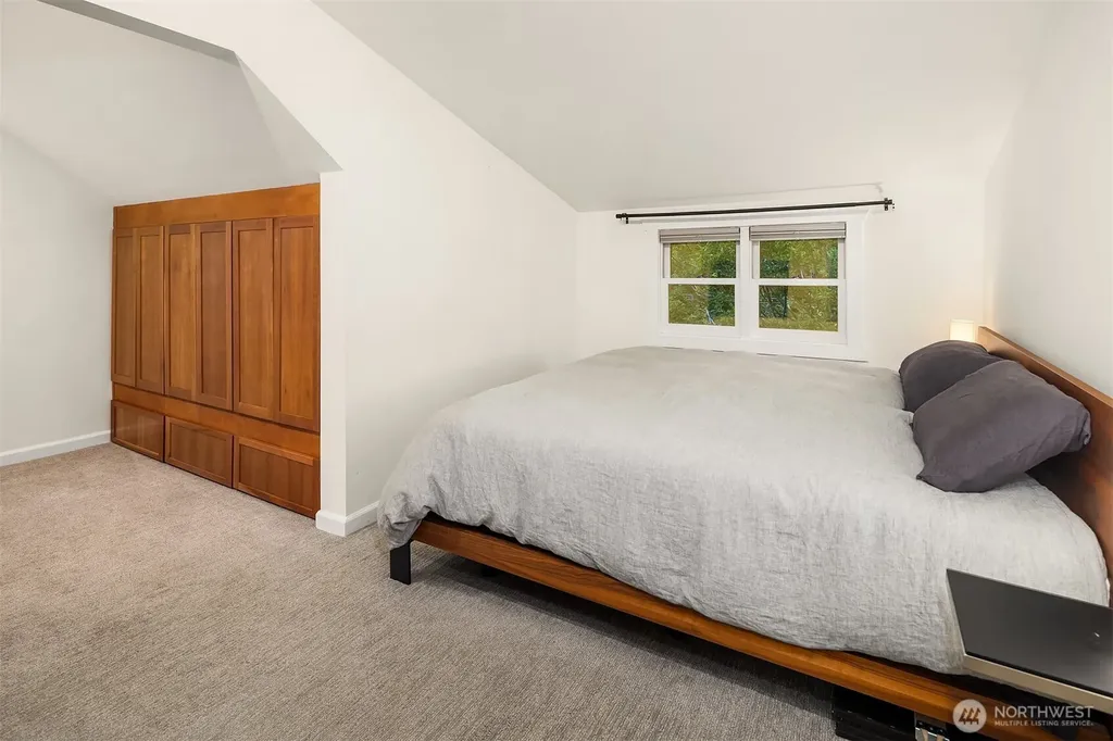 207 25th Avenue Seattle WA 98122