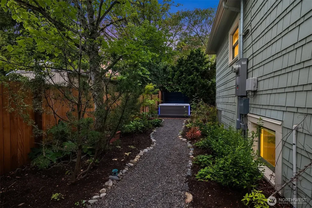207 25th Avenue Seattle WA 98122