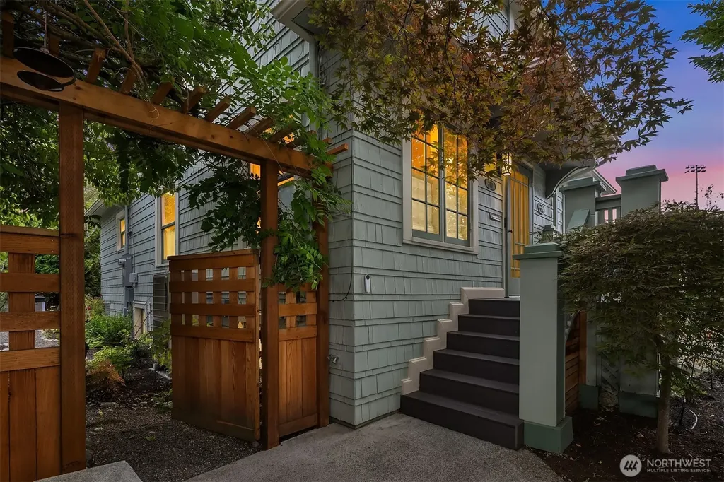 207 25th Avenue Seattle WA 98122