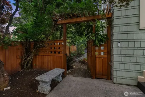 207 25th Avenue Seattle WA 98122