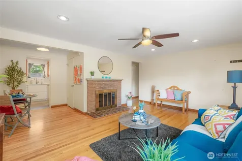 7025 25th Avenue NE Seattle WA 98115