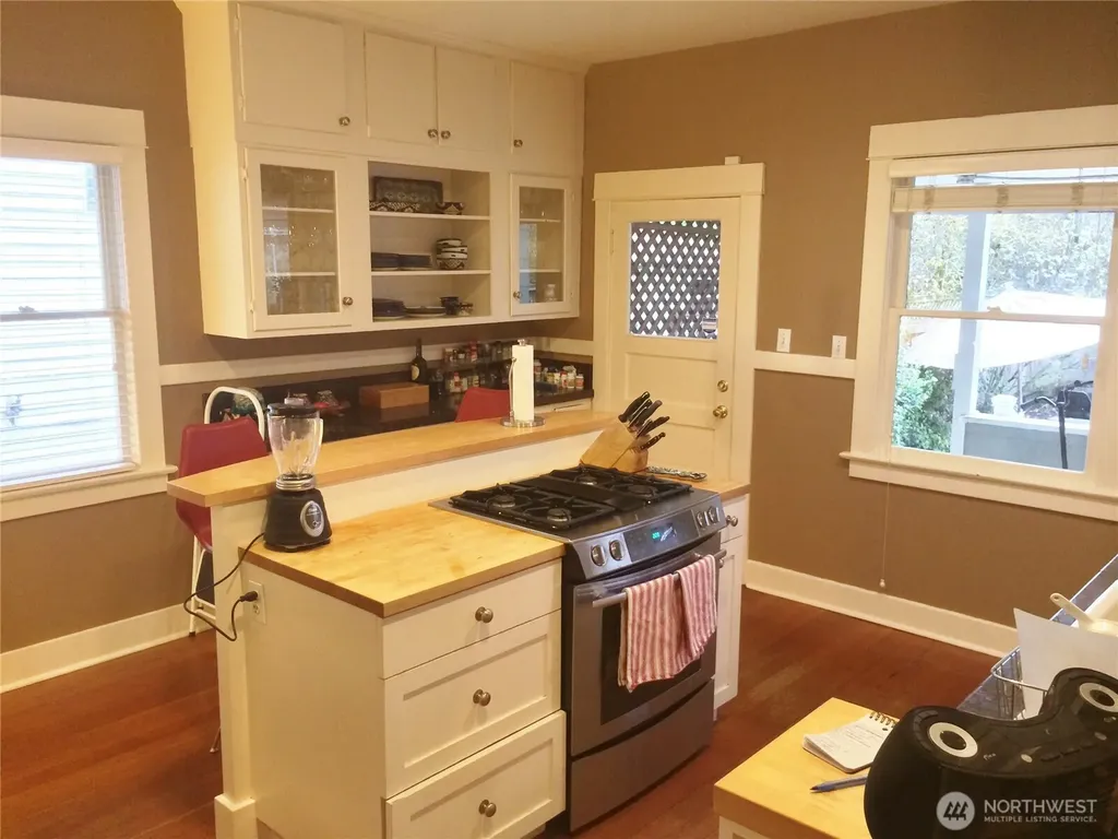 4412 2nd Avenue NE Seattle WA 98105