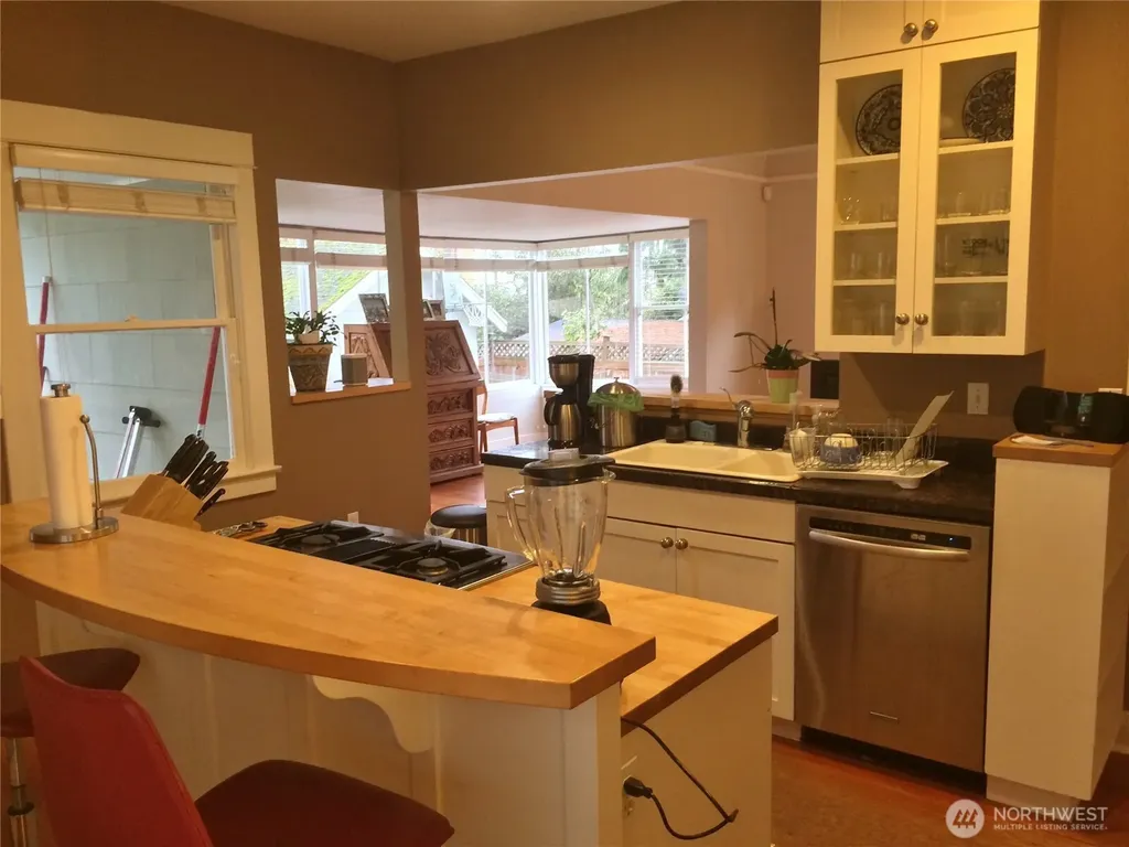4412 2nd Avenue NE Seattle WA 98105