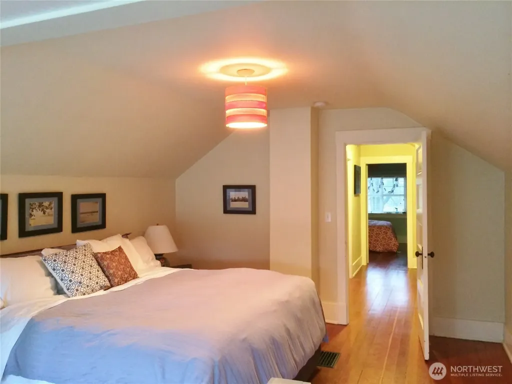 4412 2nd Avenue NE Seattle WA 98105