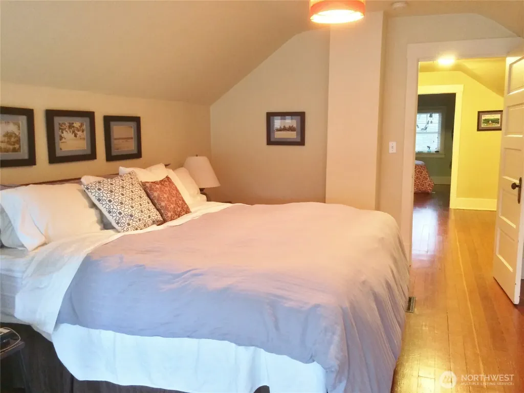 4412 2nd Avenue NE Seattle WA 98105