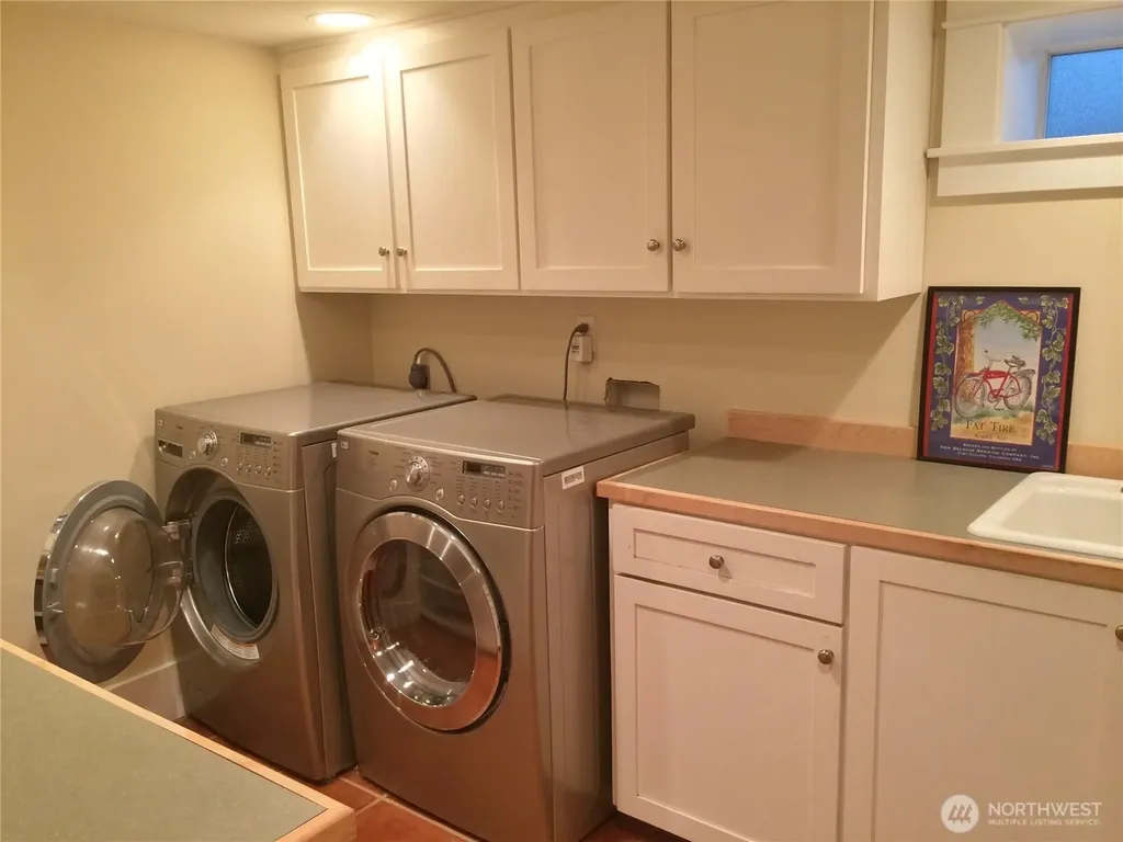 4412 2nd Avenue NE Seattle WA 98105