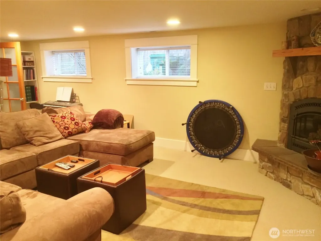 4412 2nd Avenue NE Seattle WA 98105