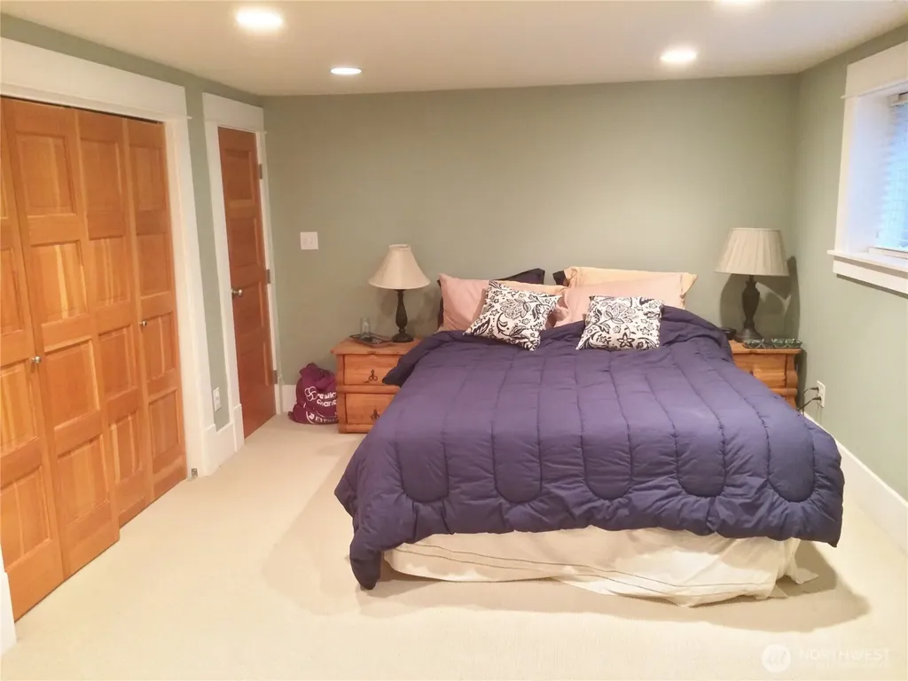 4412 2nd Avenue NE Seattle WA 98105