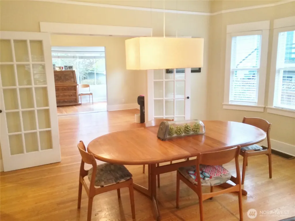 4412 2nd Avenue NE Seattle WA 98105