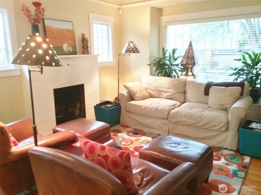 4412 2nd Avenue NE Seattle WA 98105