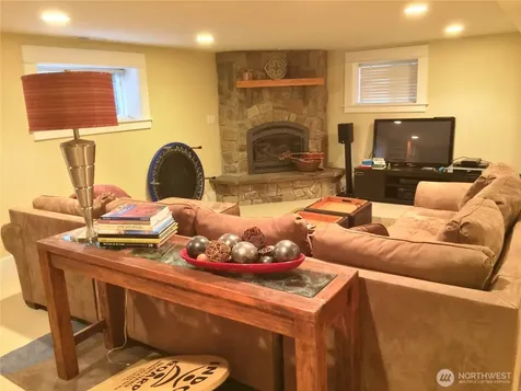 4412 2nd Avenue NE Seattle WA 98105
