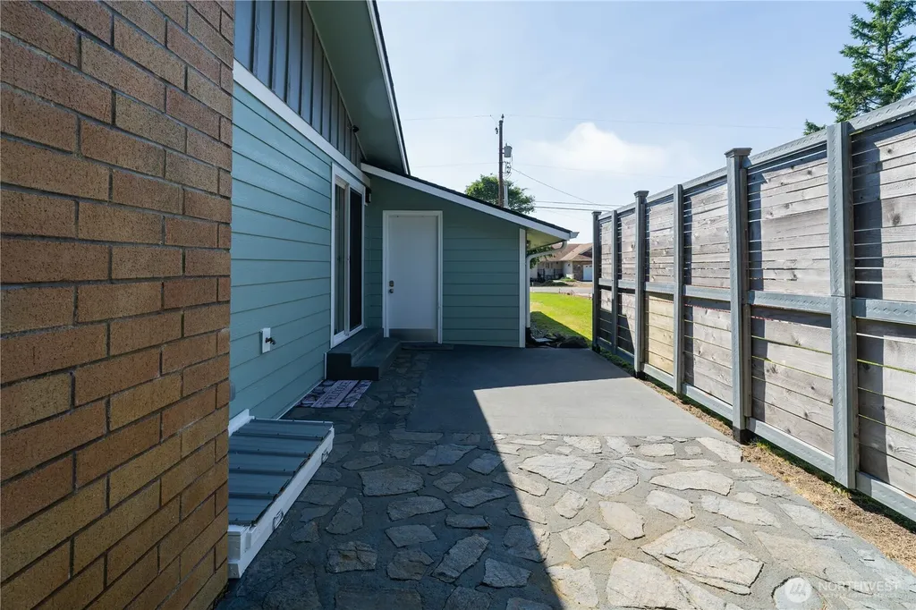 372 Octopus Avenue Ocean Shores WA 98569