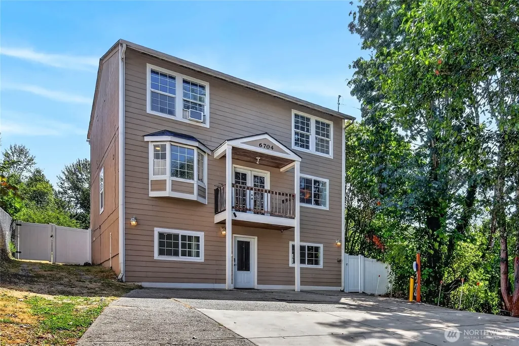 6704 23rd Avenue SW Seattle WA 98106