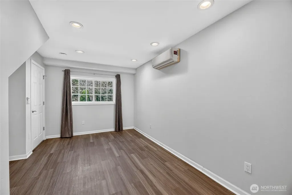 6704 23rd Avenue SW Seattle WA 98106