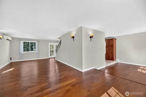 6704 23rd Avenue SW Seattle WA 98106