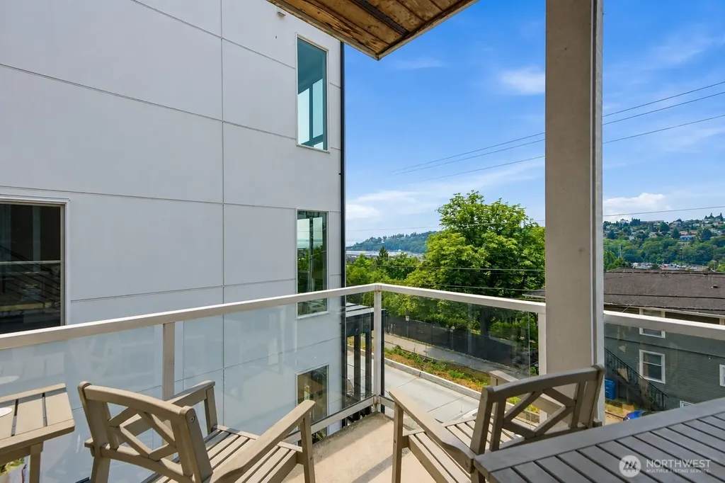 2540 14th Avenue W Seattle WA 98119
