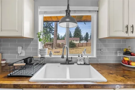 1580 NE 11th Avenue Oak Harbor WA 98277