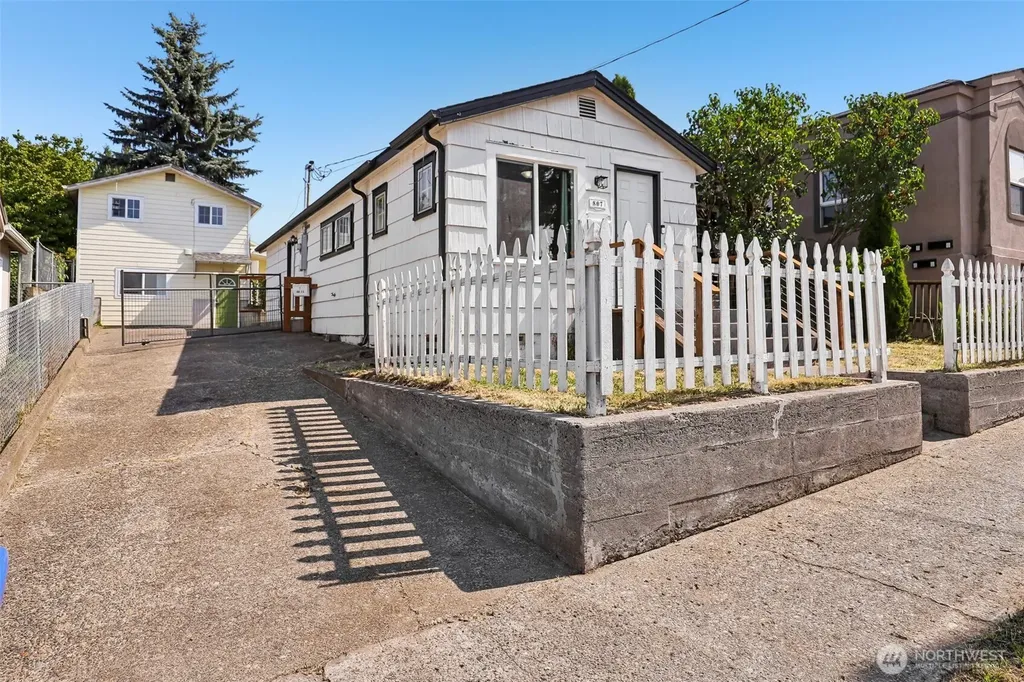 807 Columbia Street Kelso WA 98626