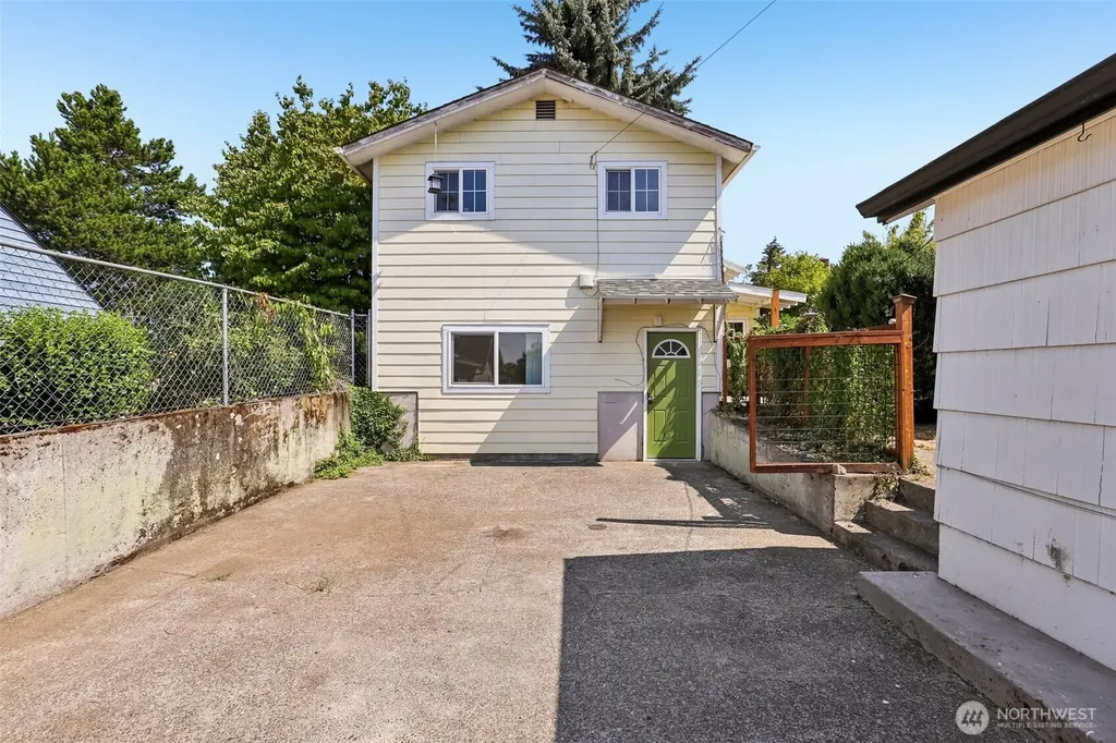 807 Columbia Street Kelso WA 98626