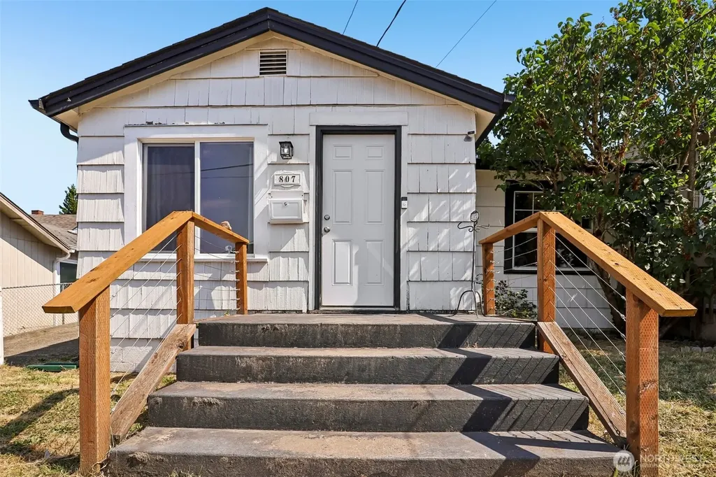 807 Columbia Street Kelso WA 98626
