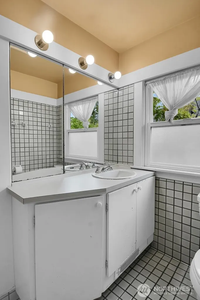 910 11th Avenue E Seattle WA 98102