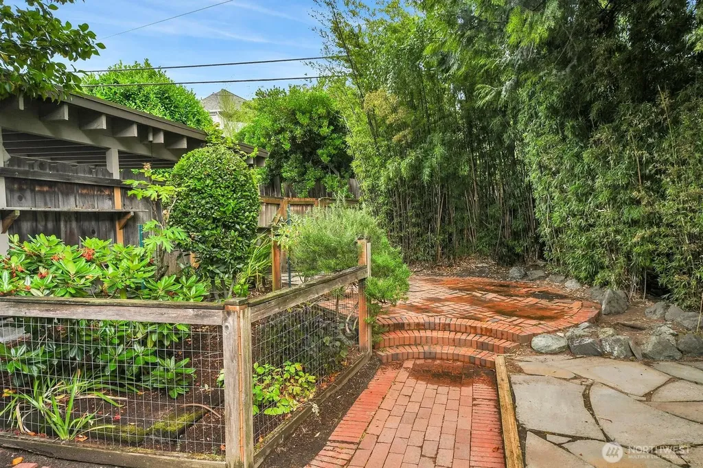 910 11th Avenue E Seattle WA 98102