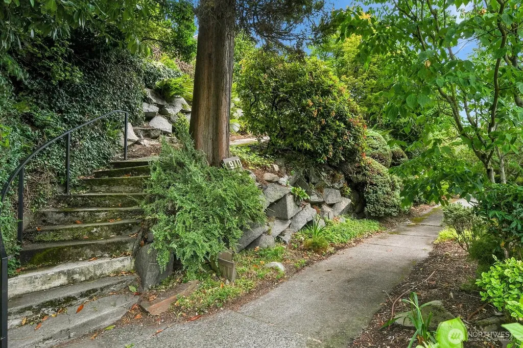 910 11th Avenue E Seattle WA 98102