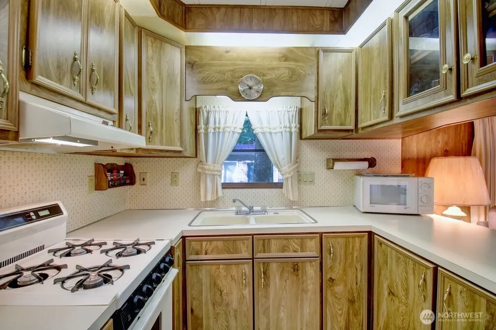 5 Wilderness Way Deming WA 98244