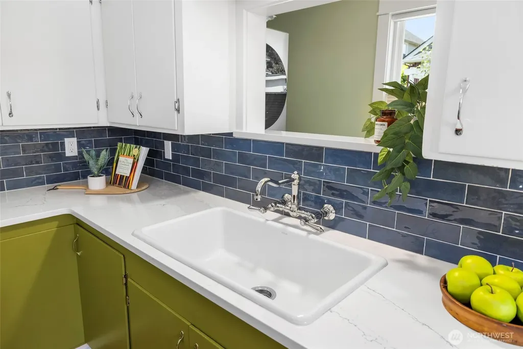 612 S Third Street La Conner WA 98257