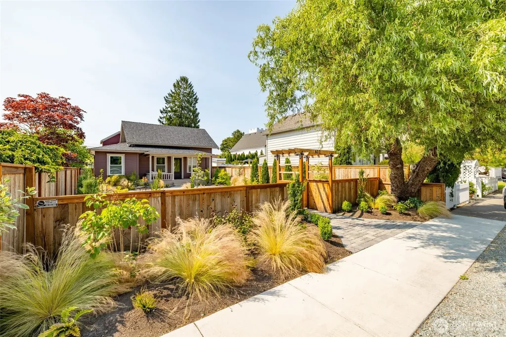 612 S Third Street La Conner WA 98257