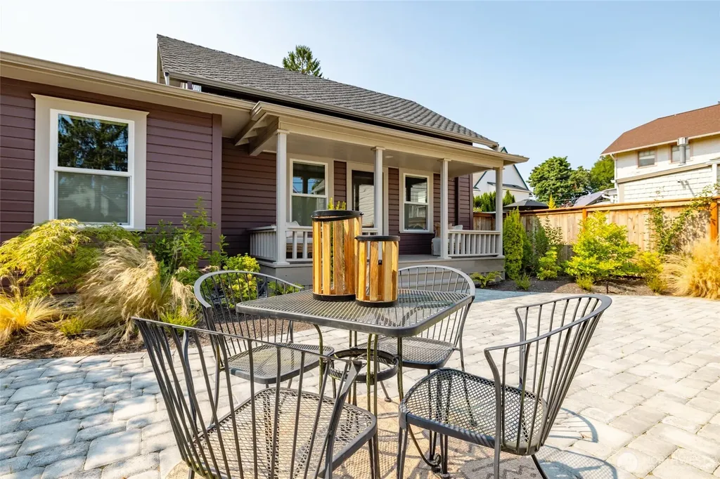 612 S Third Street La Conner WA 98257
