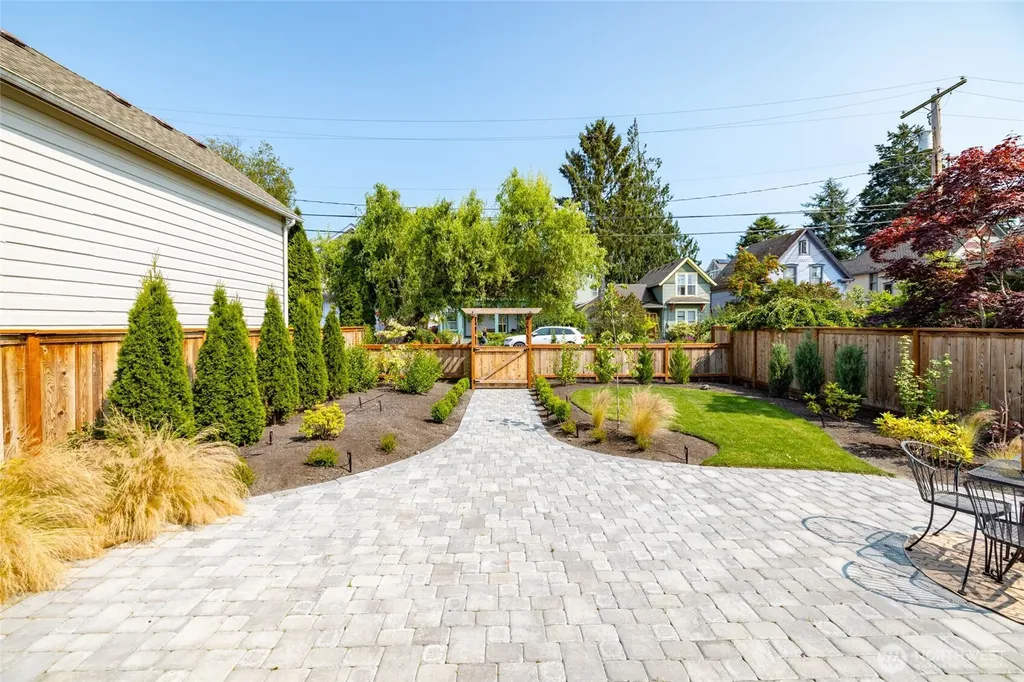 612 S Third Street La Conner WA 98257