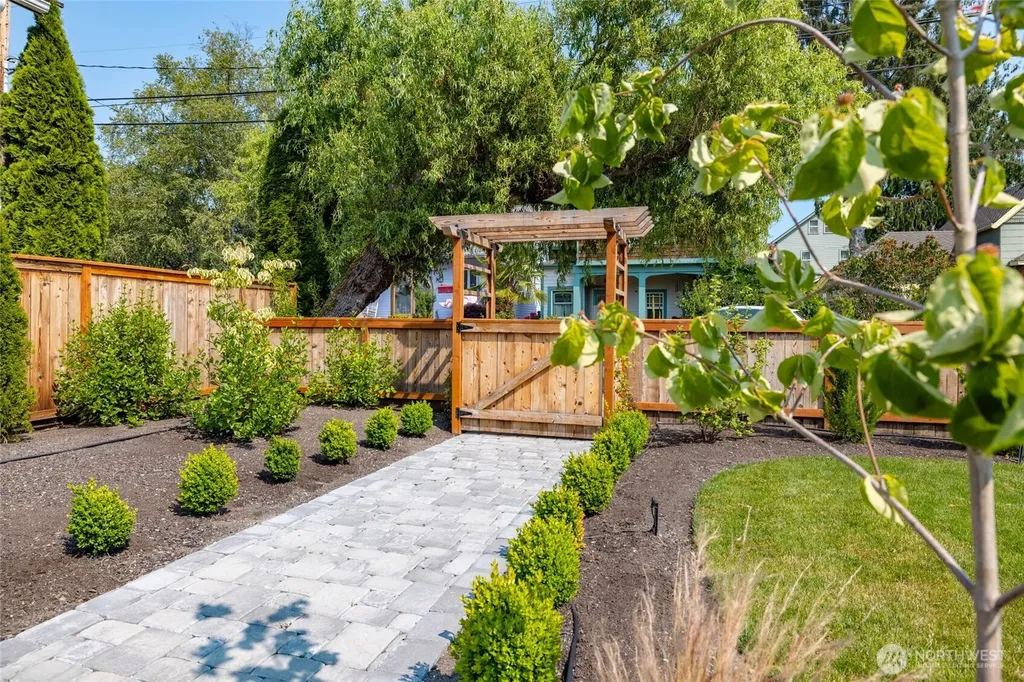 612 S Third Street La Conner WA 98257