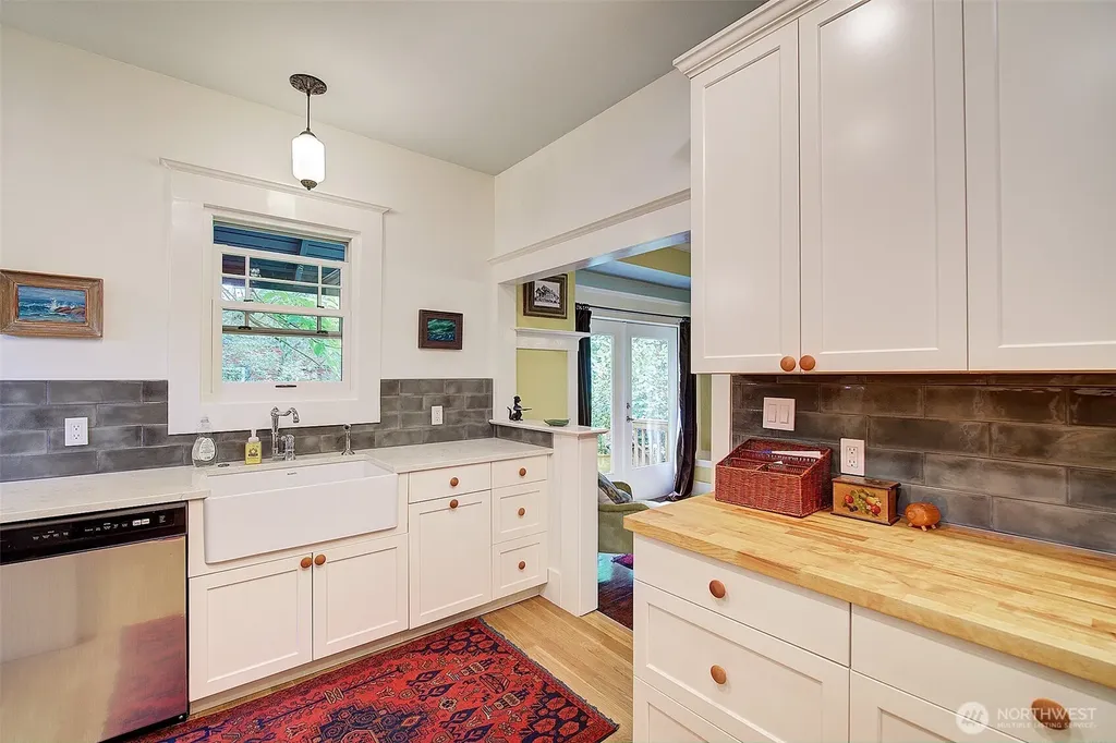 7418 8th Avenue NW Seattle WA 98117