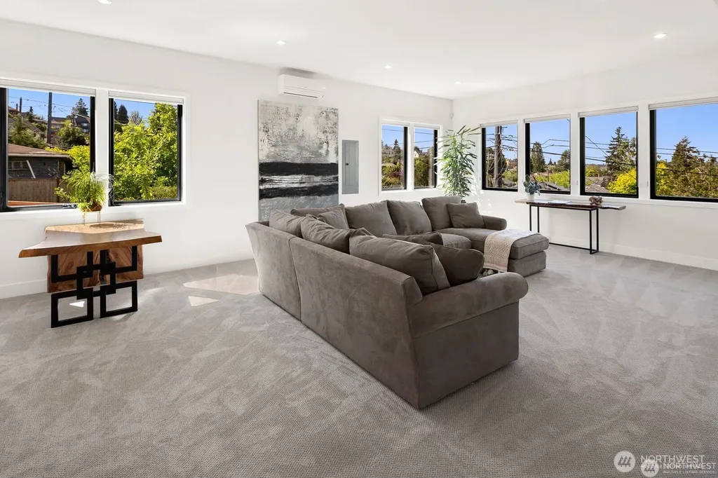 728 W Etruria Street Seattle WA 98119