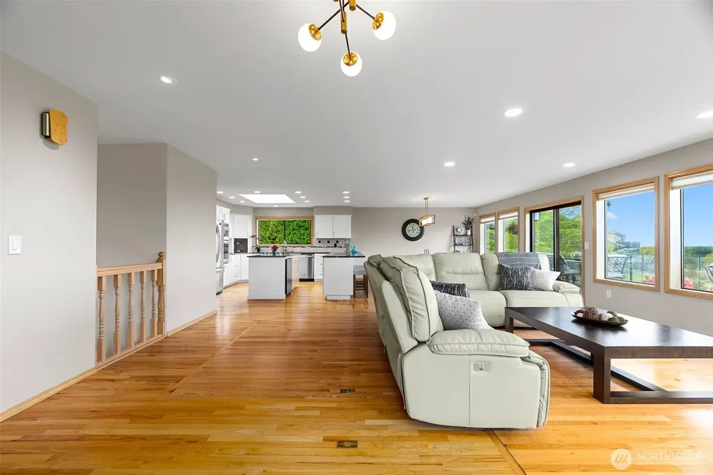 5128 Seaview Way Everett WA 98203