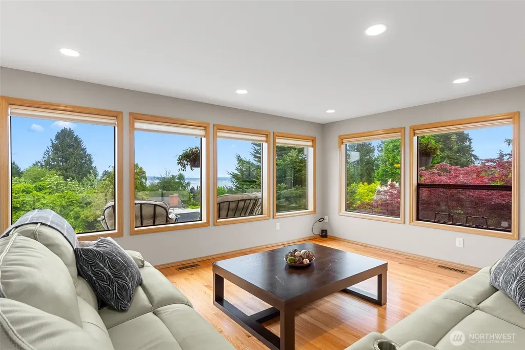 5128 Seaview Way Everett WA 98203