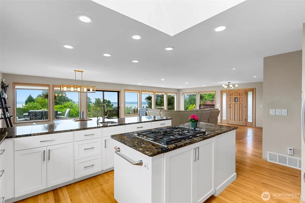 5128 Seaview Way Everett WA 98203