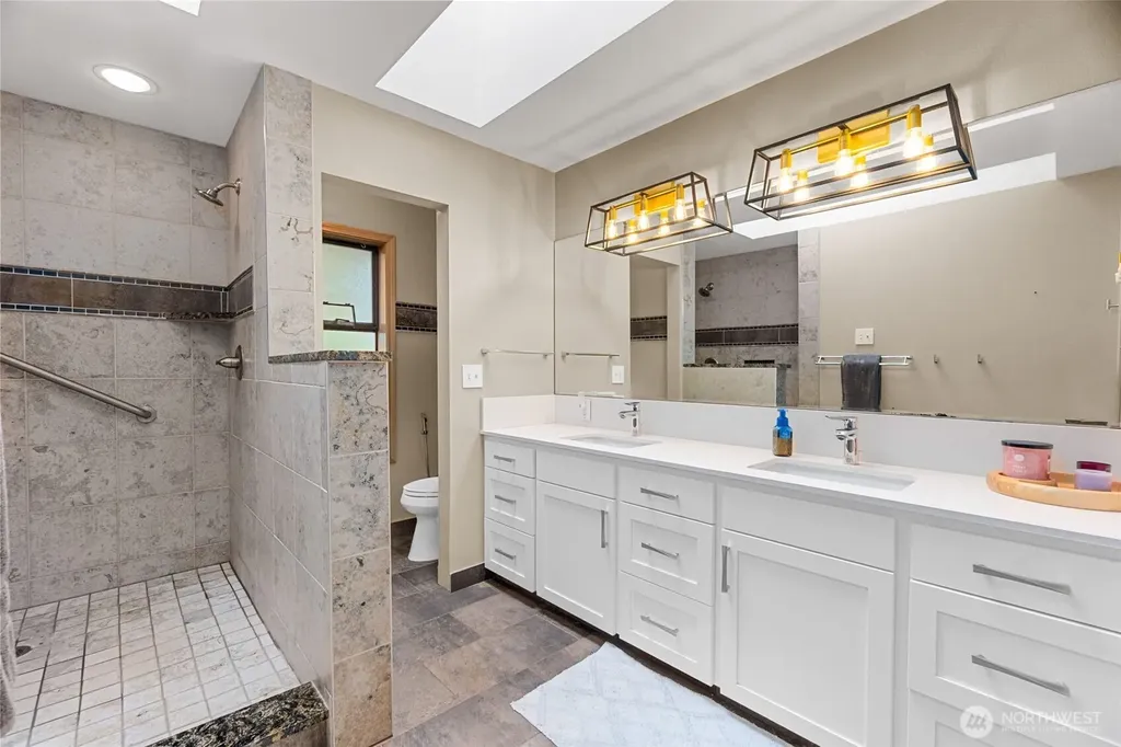 5128 Seaview Way Everett WA 98203