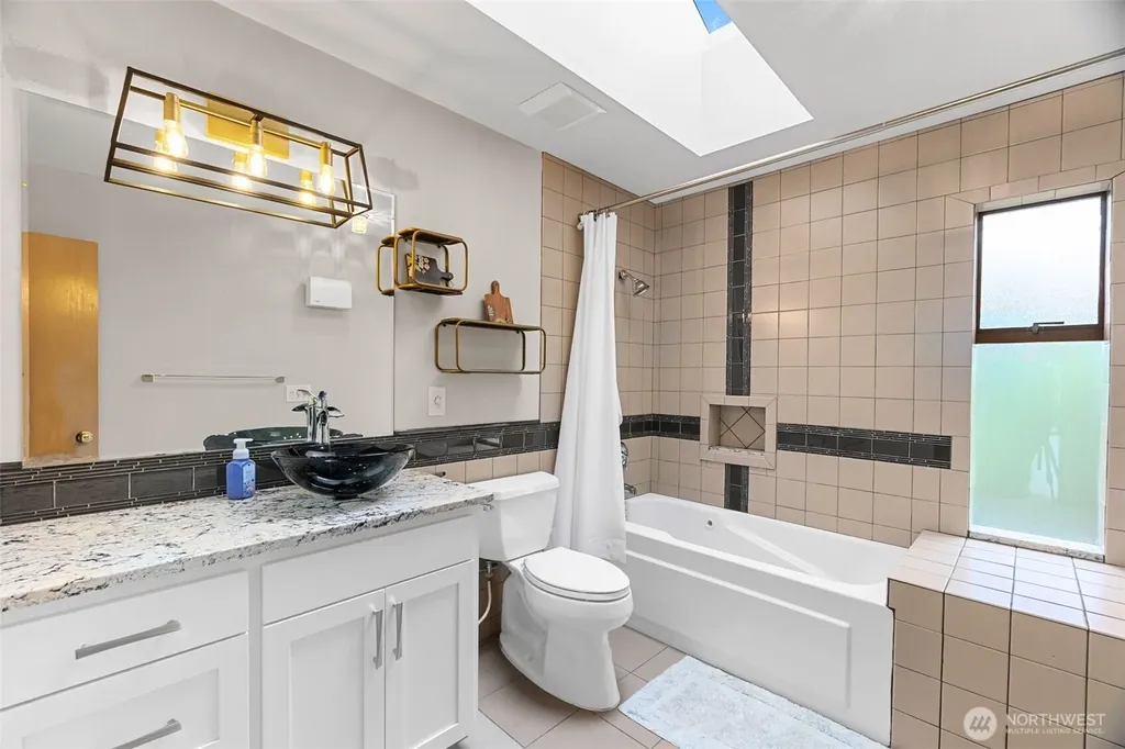 5128 Seaview Way Everett WA 98203
