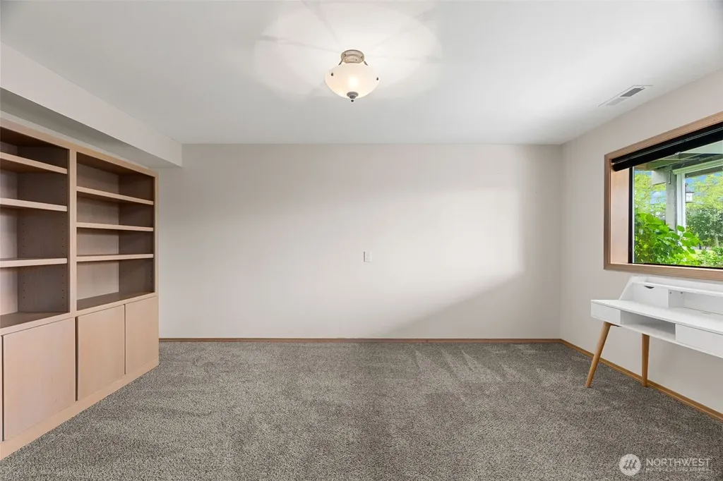 5128 Seaview Way Everett WA 98203