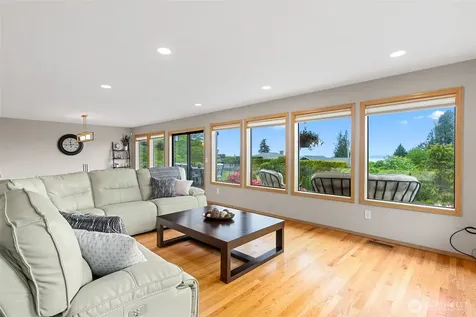 5128 Seaview Way Everett WA 98203