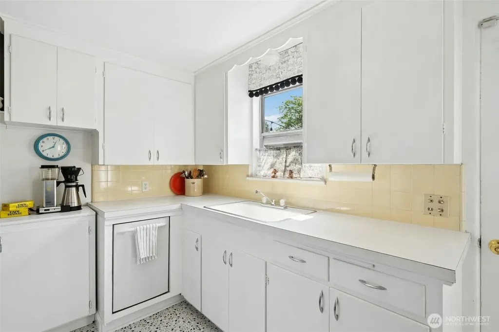 1217 S Charlestown Street Seattle WA 98108