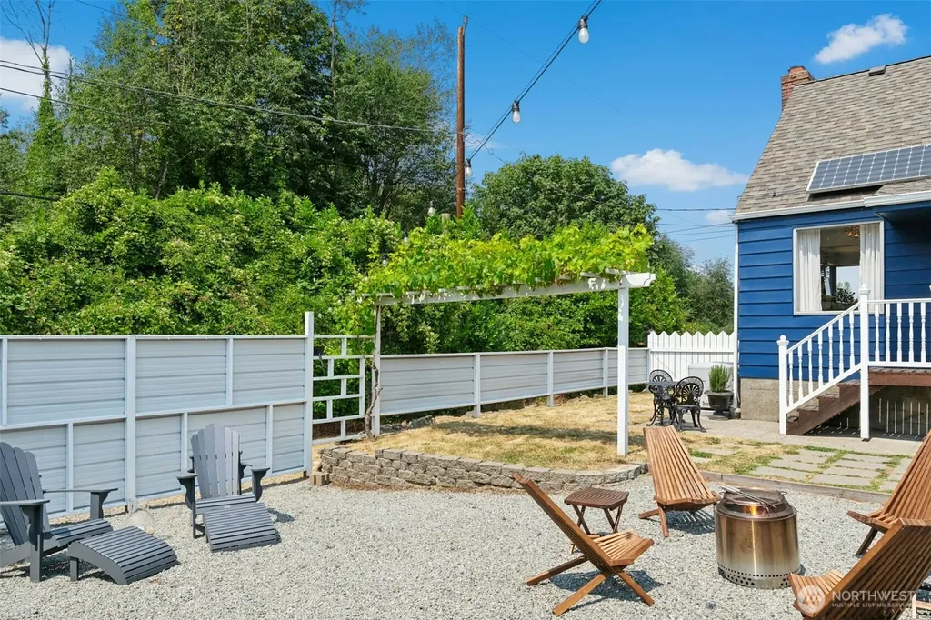 1217 S Charlestown Street Seattle WA 98108