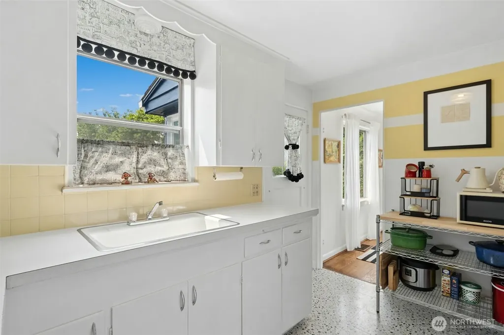 1217 S Charlestown Street Seattle WA 98108