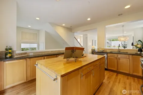 71 Sunset Court NW Issaquah WA 98027