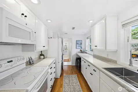1016 Sunset Way Bellevue WA 98004