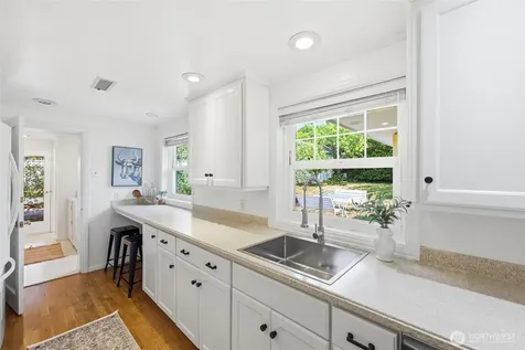 1016 Sunset Way Bellevue WA 98004