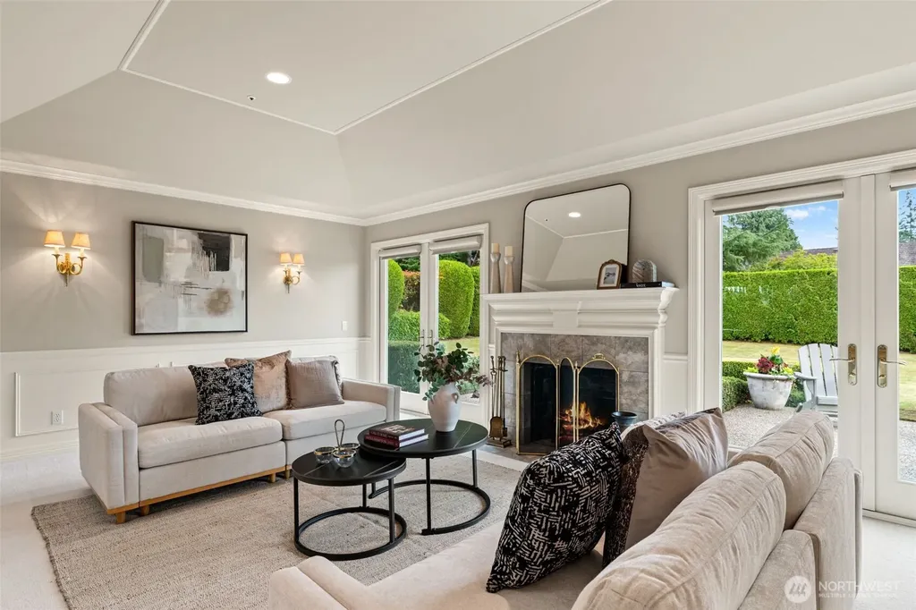 2055 94th Avenue NE Clyde Hill WA 98004